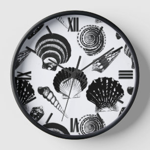Horloge Coquillages - noir et blanc sur fond blanc