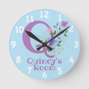 Horloge dans un design floral avec nom et initiale