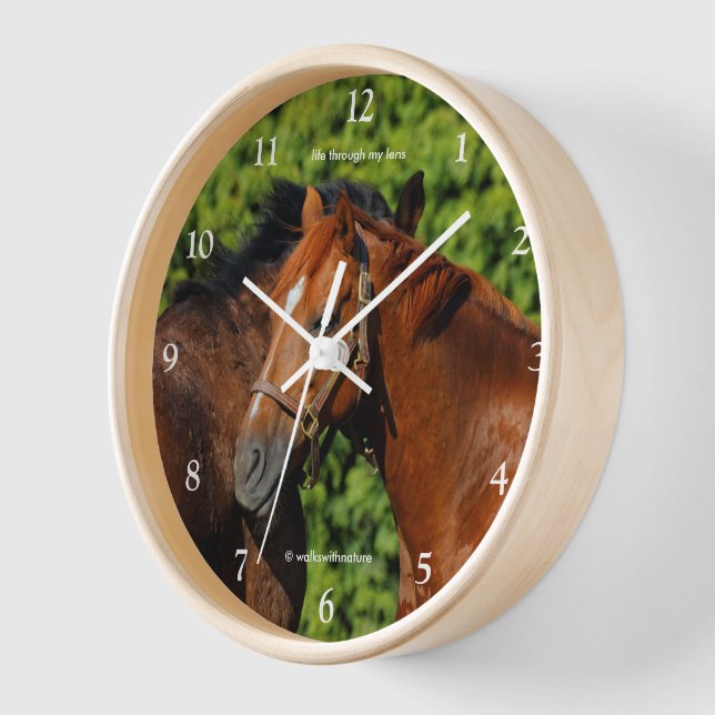 Horloge Deux beaux chevaux de châtaignes au soleil (Angle)
