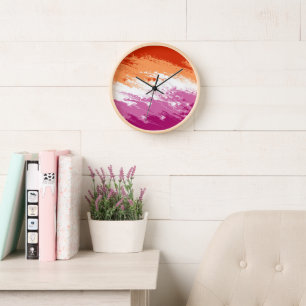 Horloge Drapeau de fierté lesbienne abstrait trippy ondulé