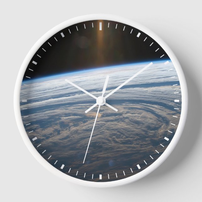 Horloge Formations Nuageuses Dans L'Océan Indien Sud. (Recto)