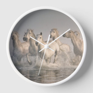 Horloge Galloping à cheval dans l'eau méditerranéenne