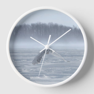 Horloge Hibou des neiges en vol en hiver