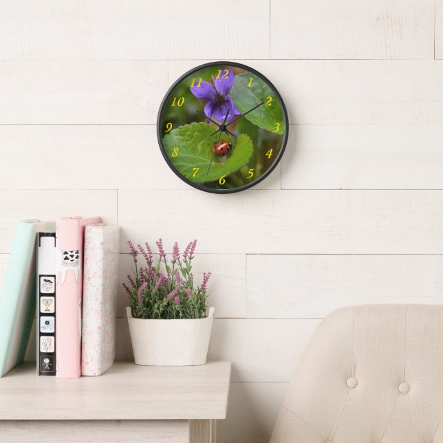 Horloge Ladybug sur les fleurs de violet doux (Salle de lecture)