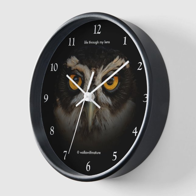 Horloge Les yeux dorés d'une chouette spectaculaire (Angle)