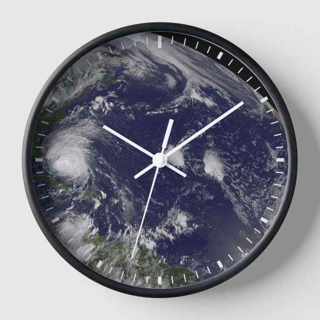 Horloge L'Ouragan Irene Traverse Les Bahamas. (Recto)