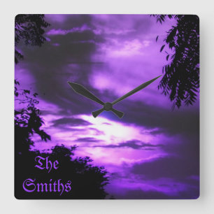 Horloge mauve du ciel nuageux