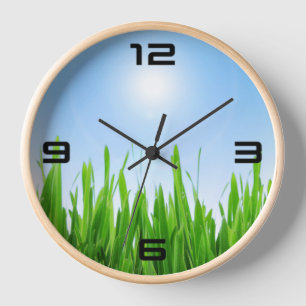 Horloge Modèle de texte personnalisé Prairie verte ciel bl