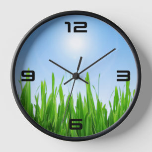 Horloge Modèle de texte personnalisé Prairie verte ciel bl