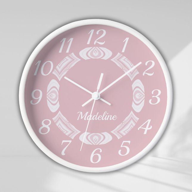 Horloge Monogramme de script rose pâle Nom de la fille (Créateur téléchargé)