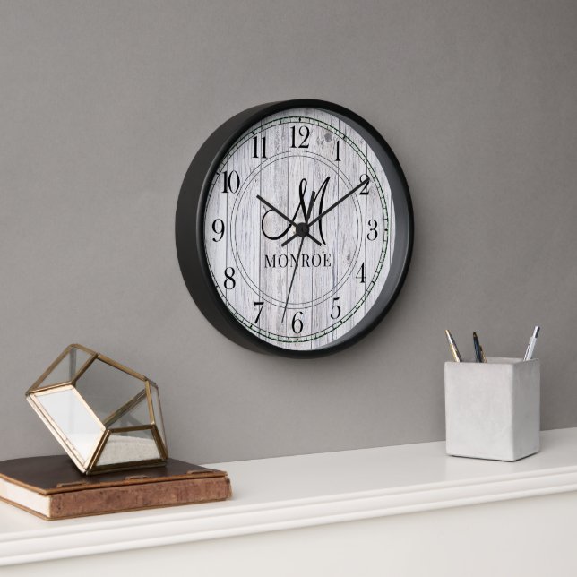 Horloge Monogramme en bois rustique personnalisé Nom de fa (Bureau)