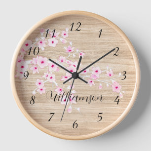 Horloge Monogramme en fleurs de cerisier rose Faux Wood
