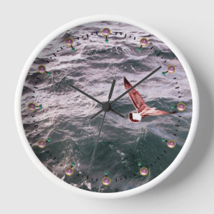 Horloge Mouette volant au-dessus des vagues de la mer, pie