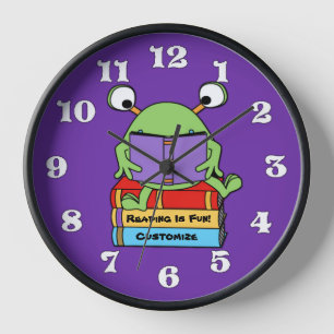 Horloge murale Alien qui aime les livres mignons «