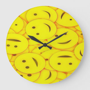Horloge murale aux visages joyeux