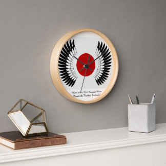 Horloge murale avec drapeau de la grue à couronne 