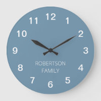 Horloge murale bleue poussiéreuse minimaliste pers