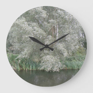 Horloge murale de l'arbre blanc et de la rivière