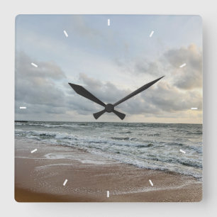 Horloge murale de plage au coucher du soleil sur l