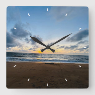 Horloge murale de plage au coucher du soleil sur l