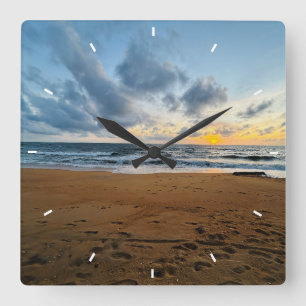 Horloge murale de plage au coucher du soleil sur l