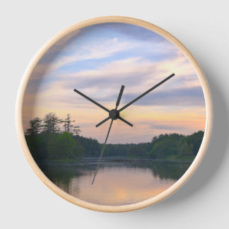 Horloge murale du lac de la forêt au coucher du so