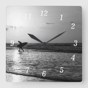 Horloge murale en niveaux de gris du surfeur du ma