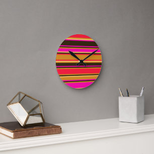 Horloge murale en or, rouge et magenta