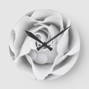 horloge murale rose en argent