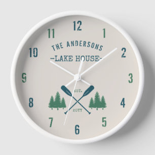 Horloge Nom de famille Lake House Oars rustiques Pine Tree