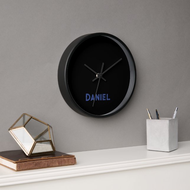 Horloge Nom personnalisé bleu sur le noir (Bureau)