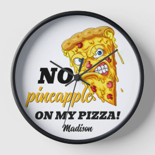 Horloge Nom personnalisé et pizza en colère aux ingrédient