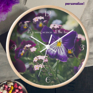 Horloge Pansies violettes et oubliettes roses