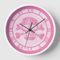 Pink Worn Skull et Crossbones Round Clock