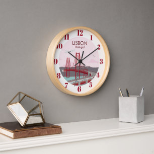 Horloge Pont de Lisbonne sur le fleuve Tage au style vinta