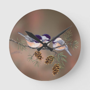 Horloge Ronde 3 CHICKADEES et CÔNES de PIN par SHARON SHARPE