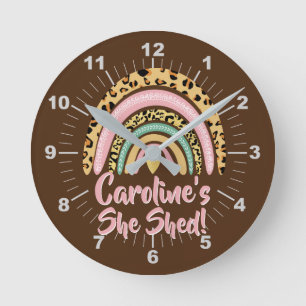 Horloge Ronde Add Name She Shed Leopard Print Pink Rainbow Heart