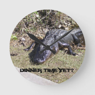 Horloge Ronde Alligator demandant l'heure du dîner dans les Ever