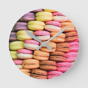 Horloge ronde aux macarons colorés excentriques