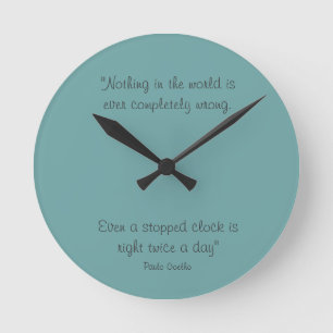 Horloge ronde avec la citation de Paulo Coelho