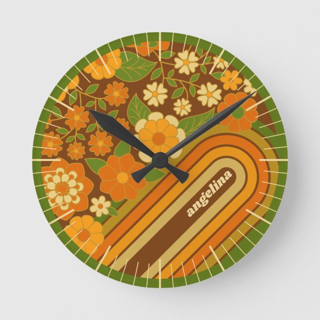 Horloge Ronde Bandes rétro et Fleurs funky avec nom personnalisé (Recto)
