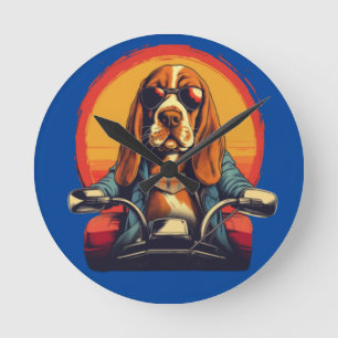 Horloge Ronde basset cool hound biker au coucher du soleil