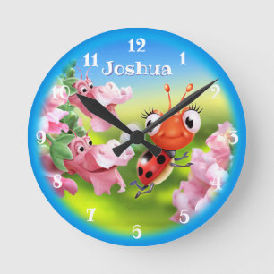 Horloge Ronde Belle Ladybug dans le jardin fleuri.Moyen