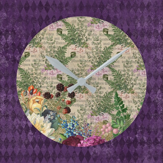 Horloge Ronde Berries pourpres et Roses sur Ephemera de Newsprin (Créateur téléchargé)