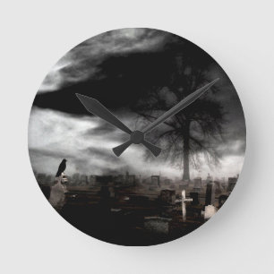 Horloge Ronde Brouillard gothique foncé avec corbeau