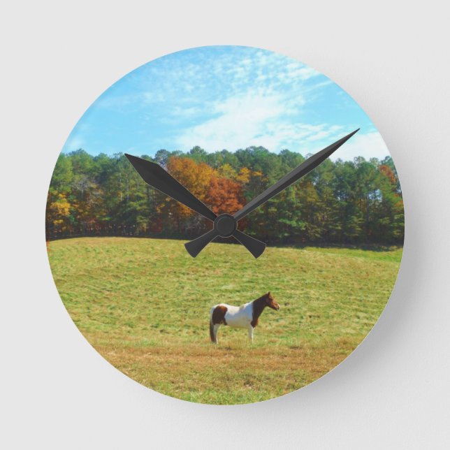 Horloge Ronde Brown & cheval blanc, arbres d'automne, ciel bleu (Recto)