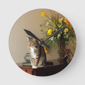 Horloge Ronde Brown noir Tabby cat Assis sur des fleurs de piano