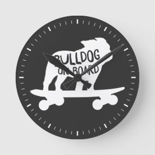 Horloge Ronde Bulldog Riding Skateboard