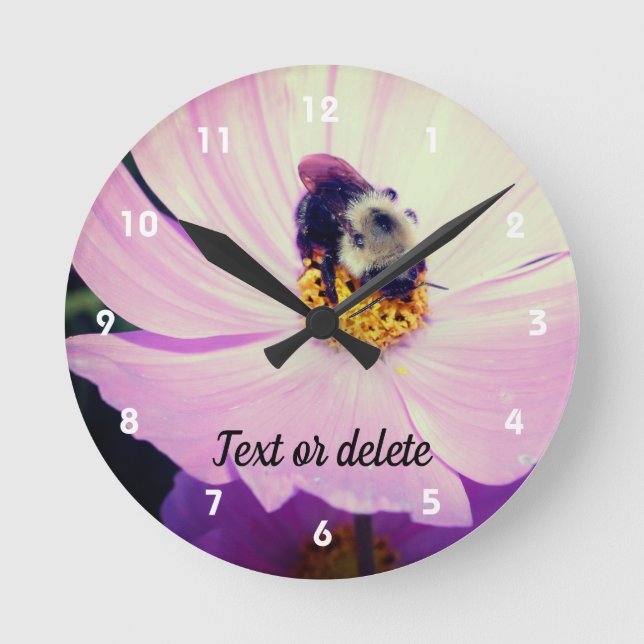 Horloge Ronde Bumble Bee On Rose Cosmos Flower Personnalisé (Recto)