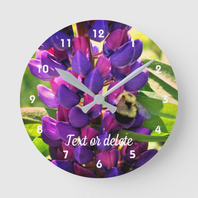 Horloge Ronde Bumble Bee On Wild Lupine Flower Personnalisé (Recto)